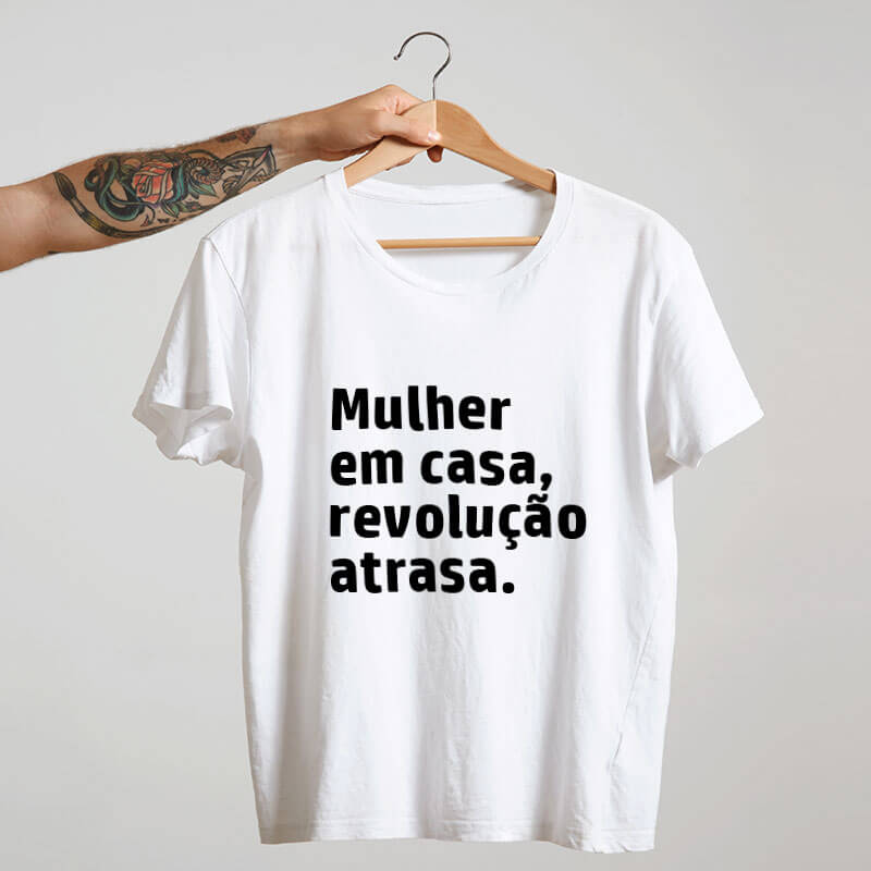 Camiseta-Branca-Mulher-em-casa,-revolução-atrasa