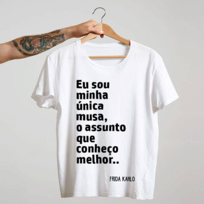 Camiseta-branca-Eu-sou-minha-única-musa,-o-assunto-que-conheço-melhor.