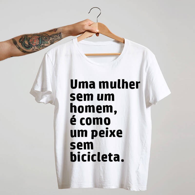 Camiseta-branca-Uma-mulher-sem-um-homem-é-como-um-peixe-sem-bicicleta
