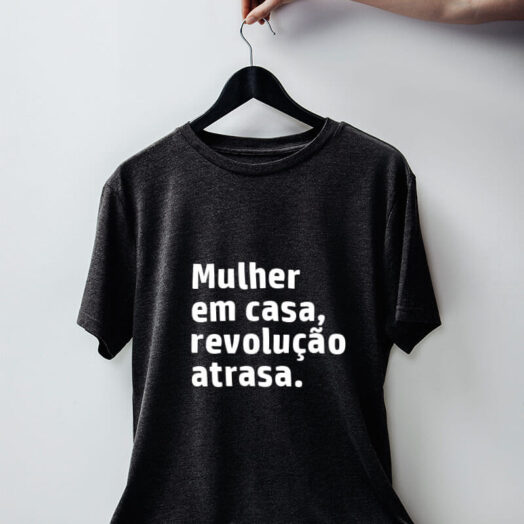 Camiseta-chumbo-Mulher-em-casa,-revolução-atrasa