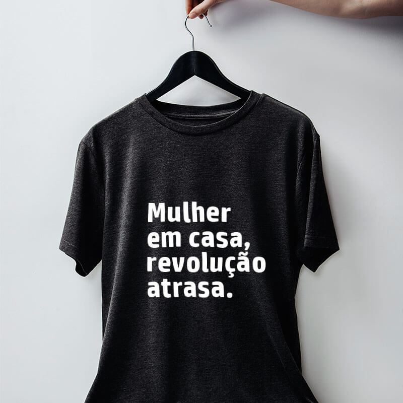 Camiseta-chumbo-Mulher-em-casa,-revolução-atrasa