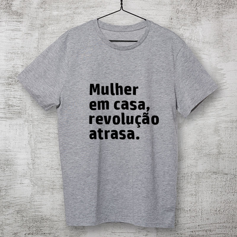Camiseta-cinza-Mulher-em-casa,-revolução-atrasa