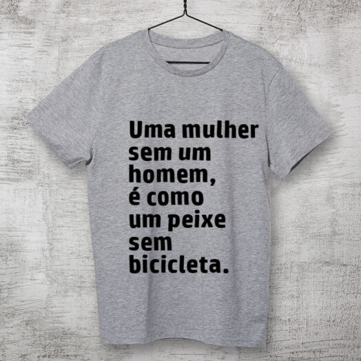 Camiseta Cinza-Uma-mulher-sem-um-homem-é-como-um-peixe-sem-bicicleta