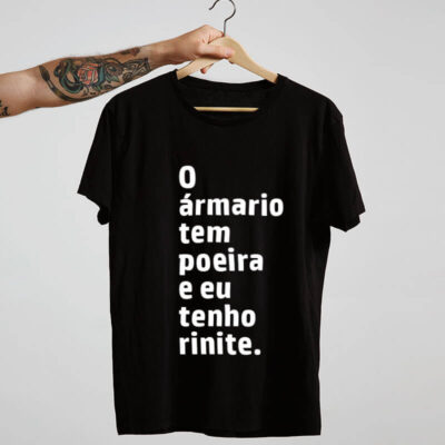 Camiseta-preta-O-armario-tem-poeira-e-eu-tenho-rinite