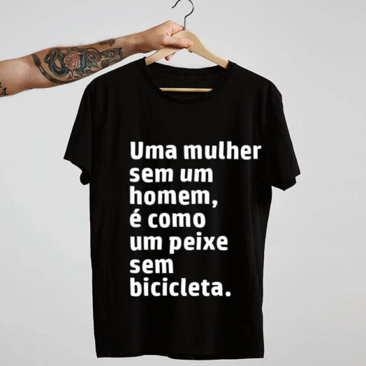 Camiseta-preta-Uma-mulher-sem-um-homem-é-como-um-peixe-sem-bicicleta
