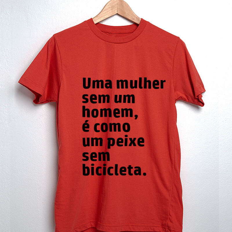 Camiseta-vermelha-Uma-mulher-sem-um-homem-é-como-um-peixe-sem-bicicleta