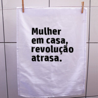 pano-mulher-em-casa-revolucao-se-atrasa