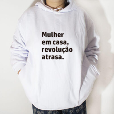 Blusa moletom com capuz - Mulher em casa, revolução atrasa