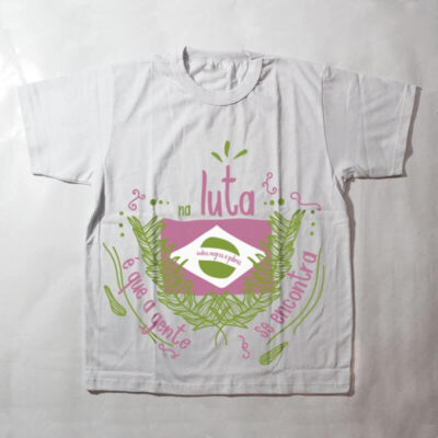 camiseta infantil - Na luta é que a gente se encontra - branca