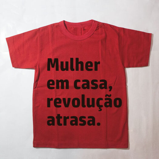 camiseta infantil - Mulher em casa revolução atrasa - vermelha