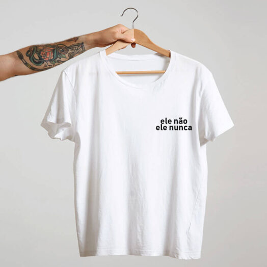 camiseta com escudo chumbo básica de algodão feminismo