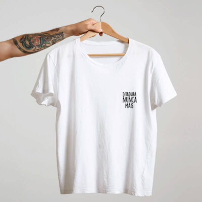 camiseta com escudo branca básica de algodão Ditadura nunca mais