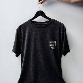 camiseta com escudo chumbo básica de algodão Ditadura nunca mais