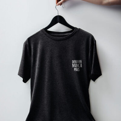 camiseta com escudo chumbo básica de algodão Ditadura nunca mais