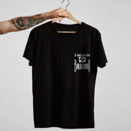 camiseta com escudo preta básica de algodão É hora de balburdia