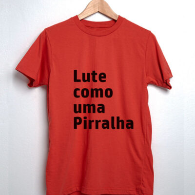 Camiseta de algodão Lute como uma pirralha vermelha