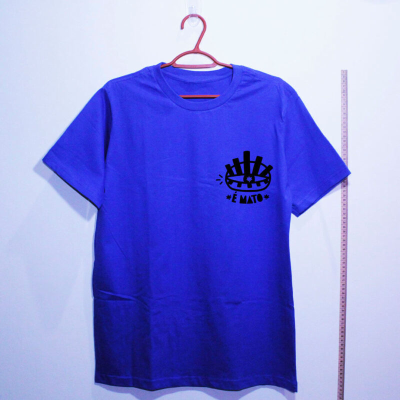 camiseta-azul de algodão-emblema-cannabis