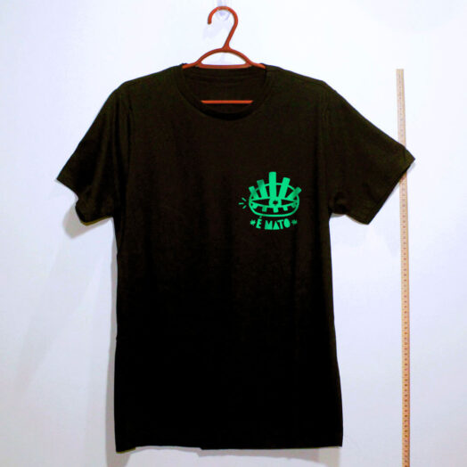 camiseta- preta de algodão-emblema-cannabis