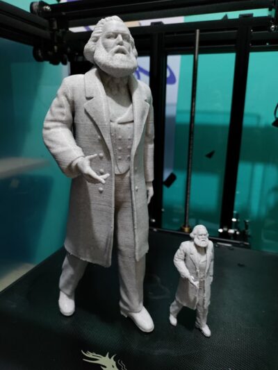 Estátua - Karl Marx trocando ideia.