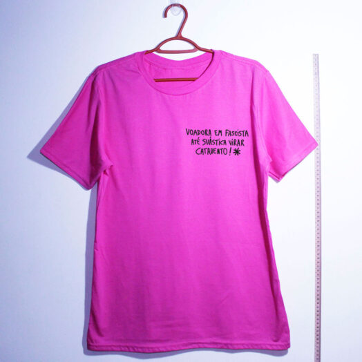 Camiseta - Voadora em fascista até suástica virar catavento - Escudo - rosa