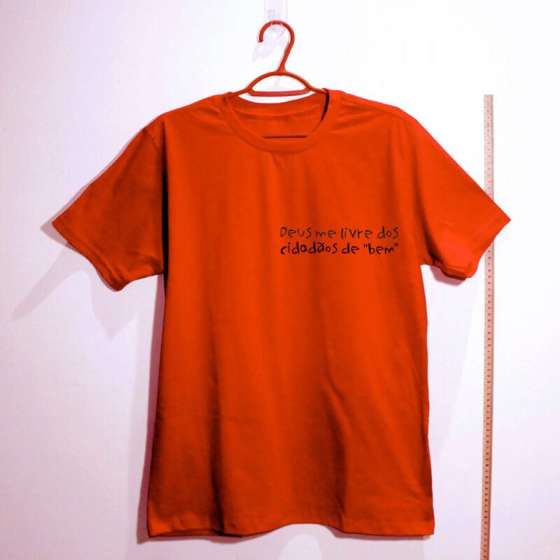 Camiseta - Deus me livre dos cidadãos de bem - vermelho