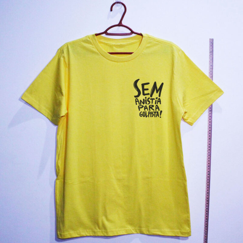 Camiseta de algodão amarela- sem anistia para golpista em formato escudo