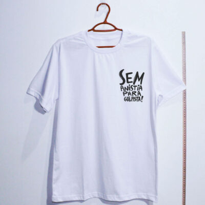 Camiseta de algodão branca- sem anistia para golpista em formato escudo