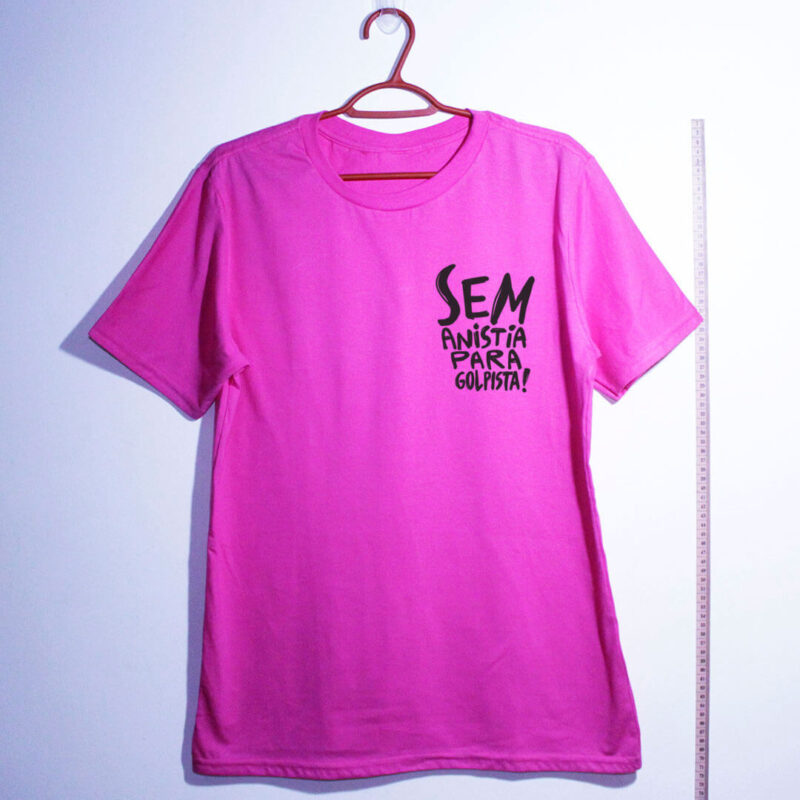 Camiseta de algodão rosa - sem anistia para golpista em formato escudo
