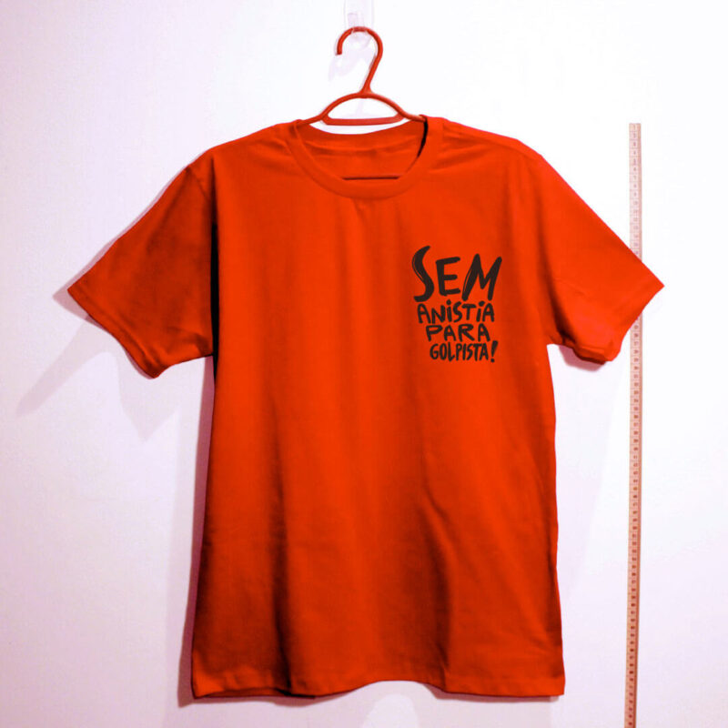 Camiseta de algodão vermelha - sem anistia para golpista em formato escudo
