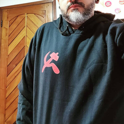 Moleton com capuz preto foice e martelo