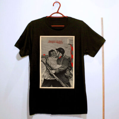 Camiseta Oversized - O chamado beijo socialista - Nosso exército é o exército de libertação dos trabalhadores