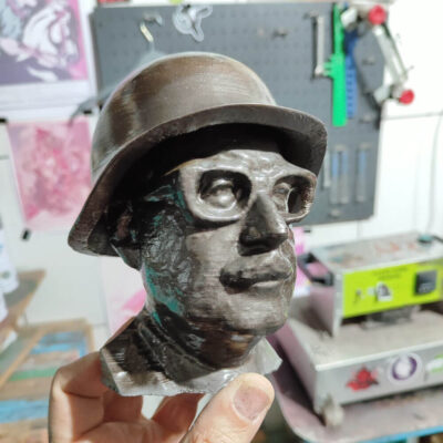 Busto com capacete - Salvador Allende
