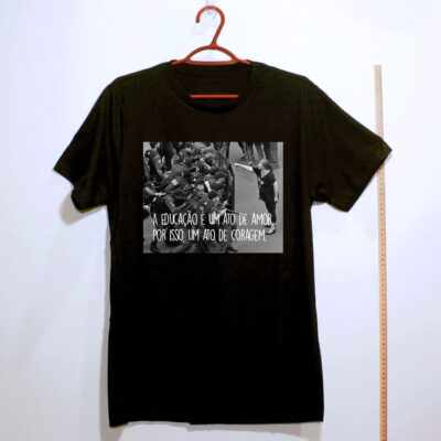Camiseta de algodão - A educação é um ato de amor