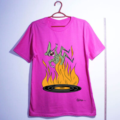 Camiseta de algodão - Milico em chamas por cartunista das cavernas