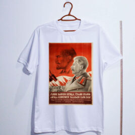 Camiseta - Sob a bandeira de Lênin, sob a liderança de Stálin, em frente à vitória do comunismo! - Oversized