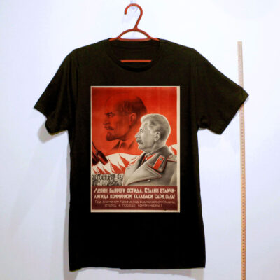 Camiseta de algodão - Sob a bandeira de Lênin, sob a liderança de Stálin, em frente à vitória do comunismo!