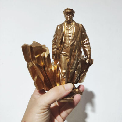 Estátua - Vladimir Lenin caminhando