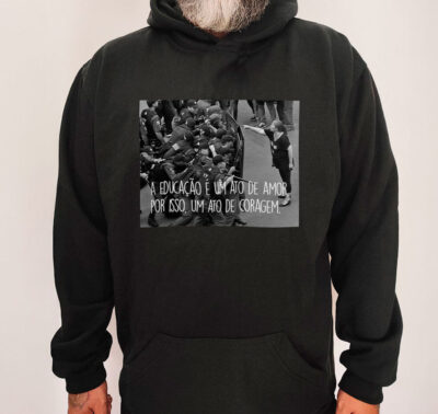 Moletom com capuz - A educação é um ato de amor