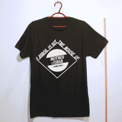 Camiseta de algodão - O Brasil is not the home of mother joana - FUCK USA