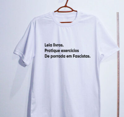 Camiseta Oversized - Leia livros, pratique exercícios, de porrada em fascistas