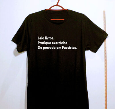 Camiseta de algodão - Leia livros, pratique exercícios, de porrada em fascistas
