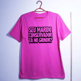 Camiseta de algodão - Seu marido conservador tá no Grindr?