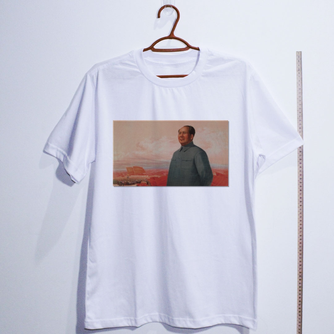 Camiseta_algodao_branco_que_isso_camarada_-_Siga_de_perto_o_grande_lider_Mao_e_avance_com_coragem | Siga de perto o grande líder Mao e avance com coragem