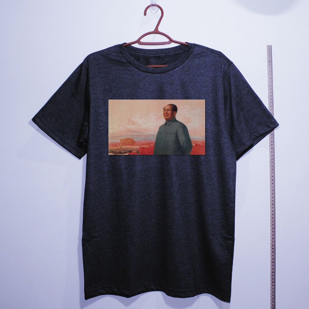Camiseta_algodao_chumbo_que_isso_camarada_-_Siga_de_perto_o_grande_lider_Mao_e_avance_com_coragem | Siga de perto o grande líder Mao e avance com coragem