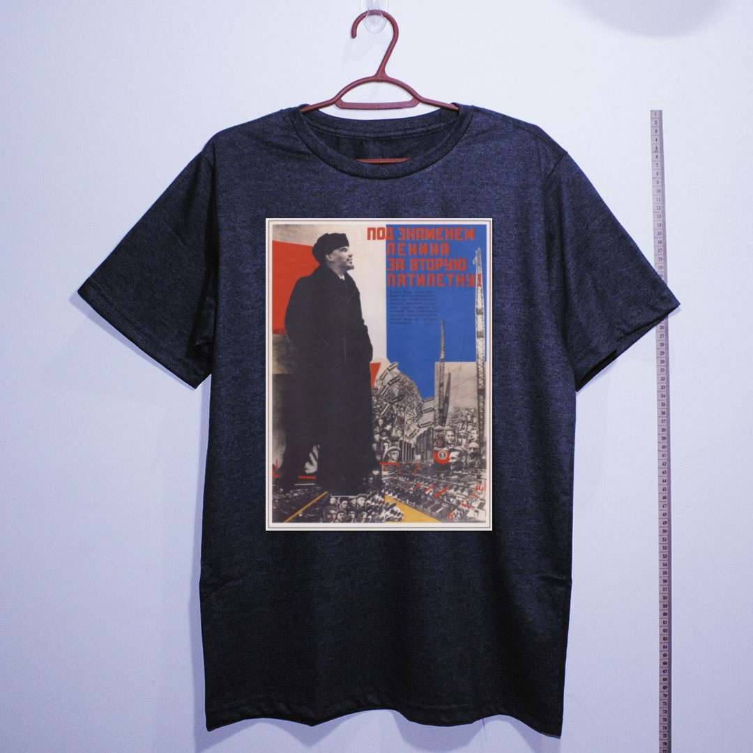 Camiseta_algodao_chumbo_que_isso_camarada_-_Sob_a_bandeira_de_Lenin_rumo_ao_Segundo_Plano_Quinquenal | Sob a bandeira de Lênin rumo ao Segundo Plano Quinquenal