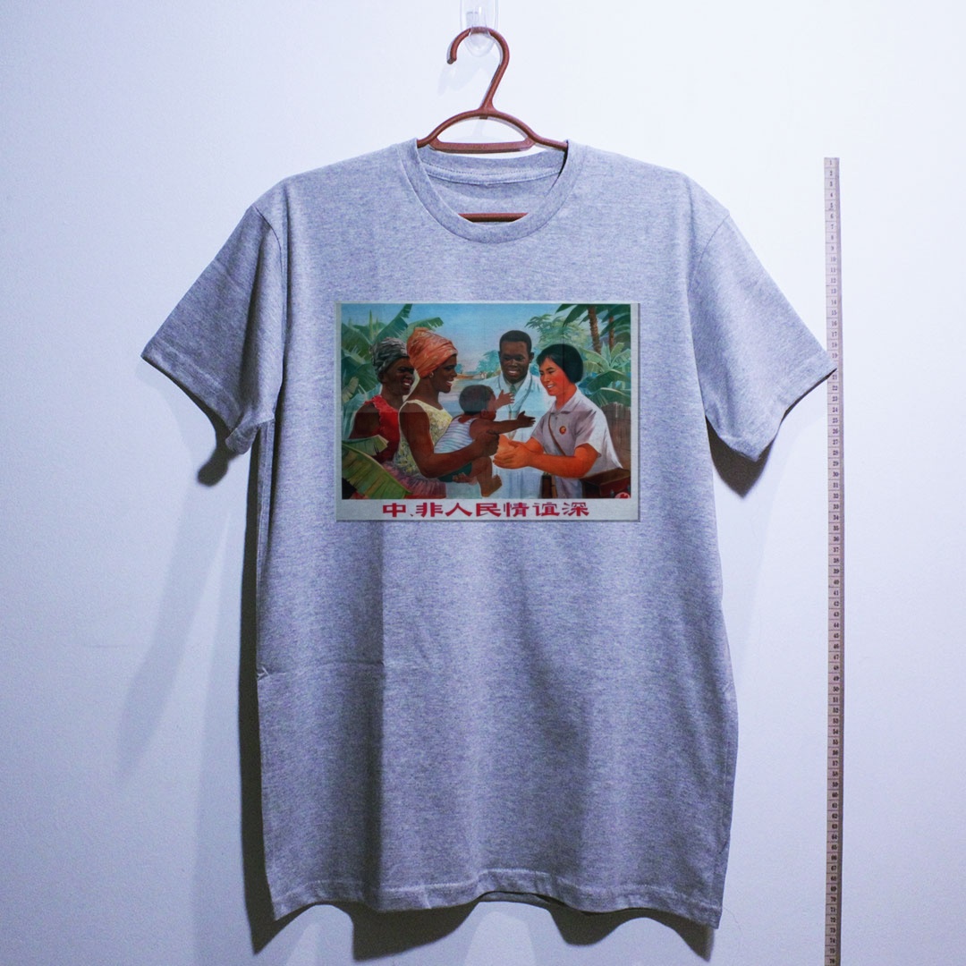 Camiseta_algodao_cinza_claro_que_isso_camarada_-_Amizade_entre_os_povos_da_China_e_da_Africa_e_profunda | Amizade entre os povos da China e da África é profunda