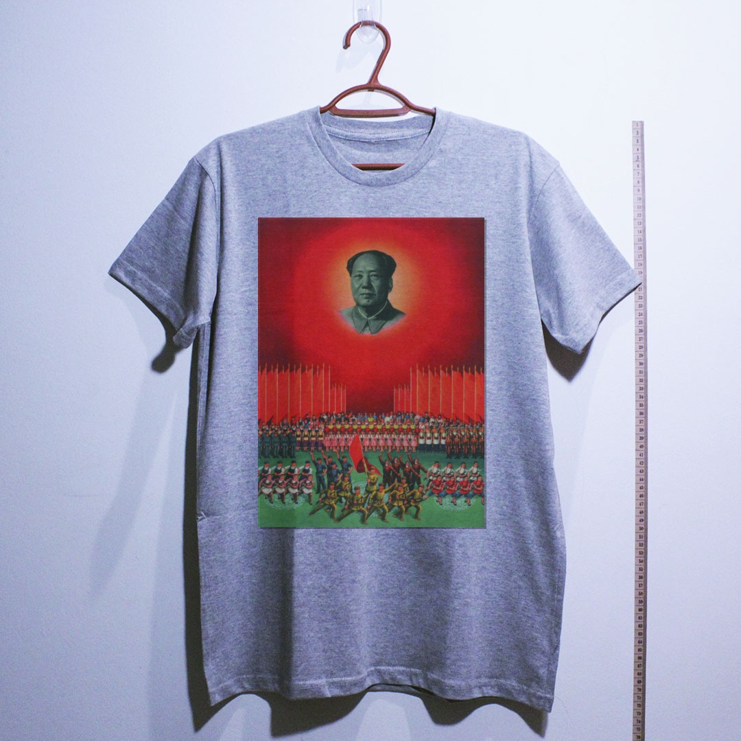 Camiseta_algodao_cinza_claro_que_isso_camarada_-_Mao_Zedong_e_o_sol_vermelho | Mao Zedong e o sol vermelho
