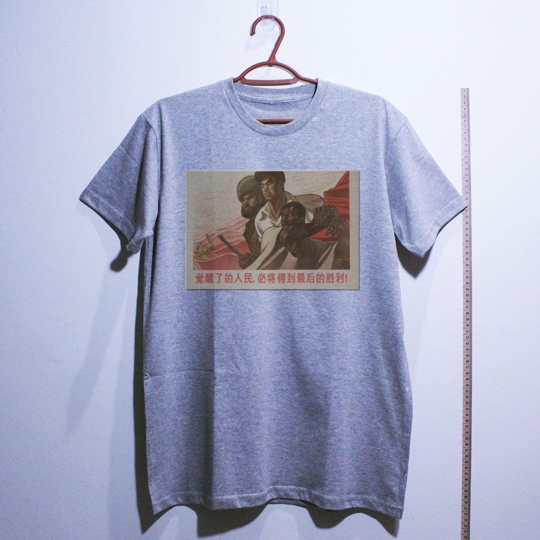 Camiseta_algodao_cinza_claro_que_isso_camarada_-_Povos_despertos_alcancarao_a_vitoria_final | Povos despertos alcançarão a vitória final