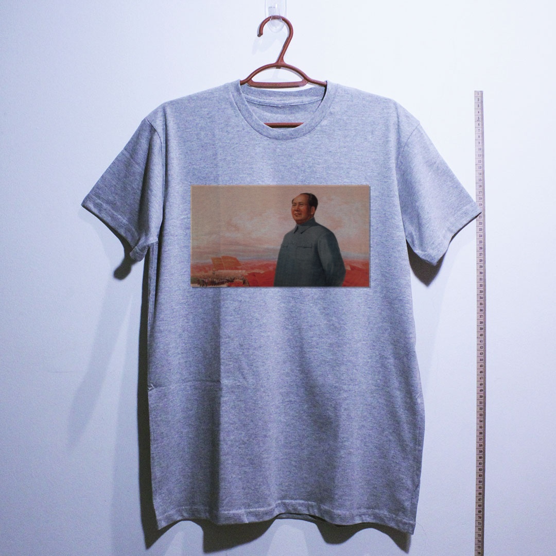 Camiseta_algodao_cinza_claro_que_isso_camarada_-_Siga_de_perto_o_grande_lider_Mao_e_avance_com_coragem | Siga de perto o grande líder Mao e avance com coragem