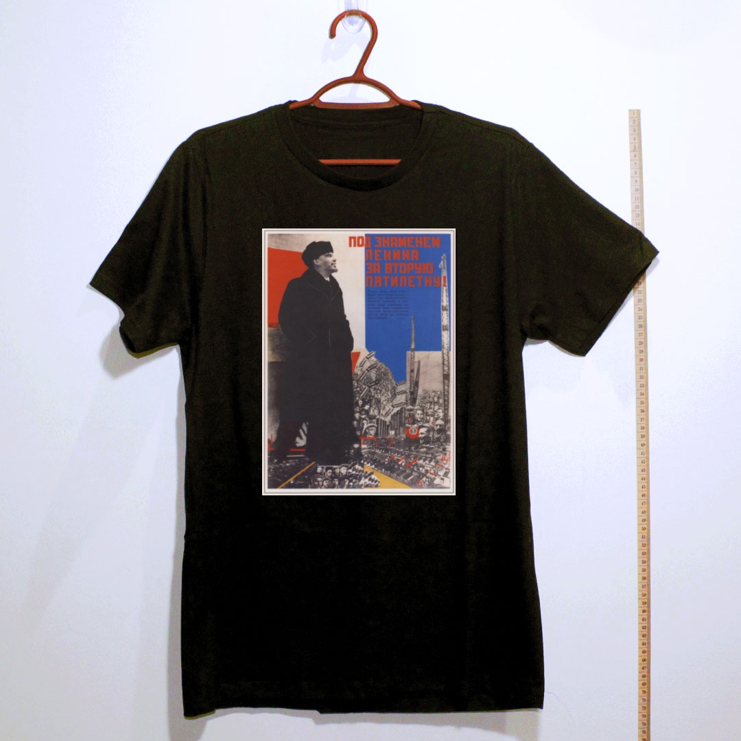 Camiseta_algodao_preto_que_isso_camarada_-_Sob_a_bandeira_de_Lenin_rumo_ao_Segundo_Plano_Quinquenal | Sob a bandeira de Lênin rumo ao Segundo Plano Quinquenal